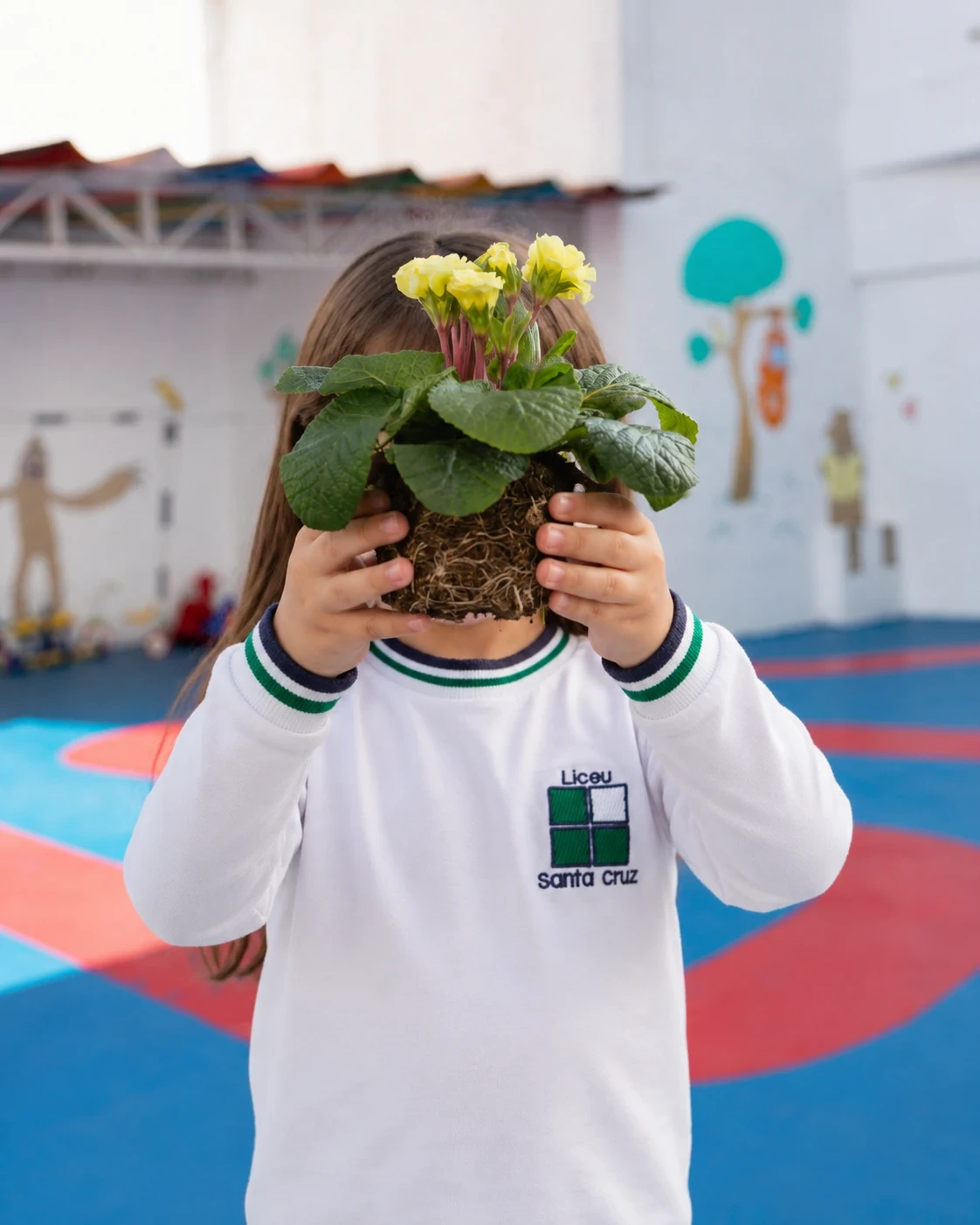 Aluno participa de uma atividade na natureza.